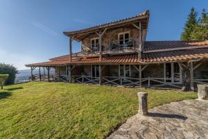 una casa en construcción en la cima de una colina en Hotel Vista Bela do Gerês, en Outeiro