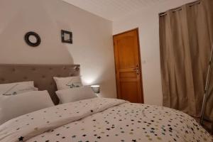 Łóżko lub łóżka w pokoju w obiekcie Maison de ville avec garage