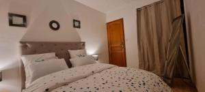 Łóżko lub łóżka w pokoju w obiekcie Maison de ville avec garage