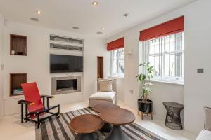 倫敦的住宿－Stunning 3 Bed Townhouse in the heart of Mayfair，客厅配有桌子和沙发