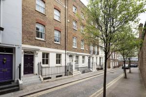 a building with a blue door on a city street at Stunning 3 Bed Townhouse in the heart of Mayfair in London