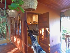una habitación con una hamaca en medio de una cocina en Saudade da Bahia, en Moreré