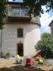 un groupe de chaises devant un phare dans l'établissement chateau d'eau logement insolite, à Tournemire