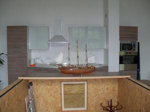 a model of a boat on a counter in a kitchen at chateau d'eau logement insolite in Tournemire