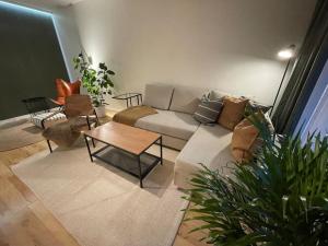 sala de estar con sofá y mesa de centro en Hogland Apartments - 2, en Kotka