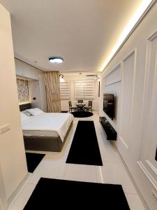 - une chambre avec un lit et une table dans l'établissement A'dors Apartments - Bed, Breakfast & Spa, à Skopje