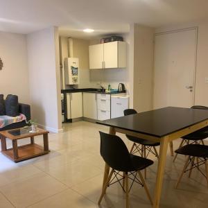 cocina y sala de estar con mesa y sillas en Bolivia 257 en Córdoba