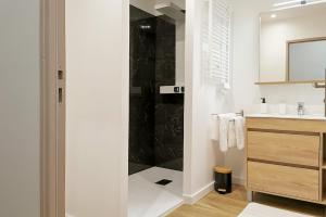 Ванная комната в Appart Hotel Spa Perpignan