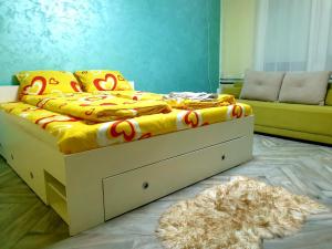 Ein Bett oder Betten in einem Zimmer der Unterkunft Kolibri - Yellow apartman