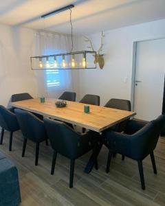 een eetkamer met een houten tafel en stoelen bij Schöne stilvolle 45 Garten Ferienwohnung im Melchtal Kerns in Melchtal