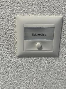 um interruptor de luz do lado de uma parede em Schöne stilvolle 45 Garten Ferienwohnung im Melchtal Kerns em Melchtal