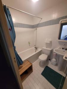 een badkamer met een bad, een toilet en een wastafel bij Hostellerie de Rimplas in Rimplas