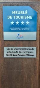 un cartel en una puerta de madera con un cartel en ella en Gîte de luxe 4 étoiles, en Saint-Antoine