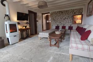 uma sala de estar com um sofá e uma lareira em Gîte de luxe 4 étoiles em Saint-Antoine