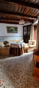 Casa Rural Ramos في ليناريس دي لا سييرا: غرفة معيشة مع أريكة وطاولة