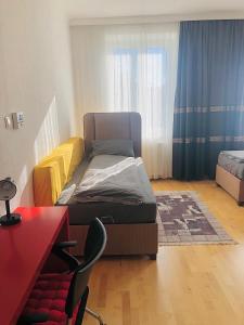 Zimmer mit einem Bett, einem Schreibtisch und einem Tisch in der Unterkunft Central 75m² Apartment at Belvedere Palace in Wien