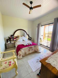 a bedroom with a bed and a ceiling fan at Jardim D’Jully in Santa Terezinha de Itaipu