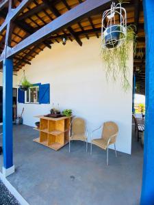 d'une terrasse avec deux chaises et une table. dans l'établissement Jardim D’Jully, à Santa Terezinha de Itaipu