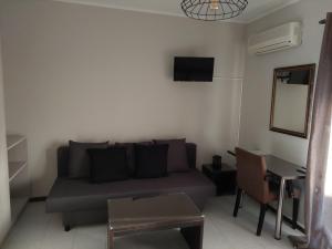 salon z kanapą i stołem w obiekcie VAGGELIO Rooms 1 w mieście Ilia