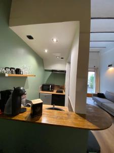 une cuisine avec une table et un salon dans l'établissement Studio côté cour, à Antibes