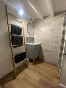 La salle de bains est pourvue d'un sèche-serviettes et d'un lavabo. dans l'établissement Studio côté cour, à Antibes