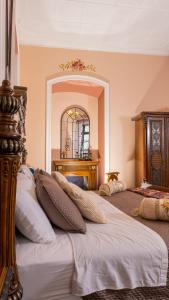 ein Schlafzimmer mit 2 Betten mit Kissen darauf in der Unterkunft Casa Colonial Quito in Quito