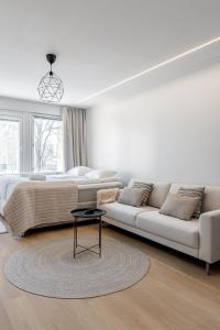 Habitación blanca con cama y sofá en Bianca, en Turku