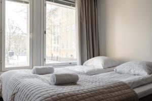 een slaapkamer met een bed met 2 kussens en een raam bij Bianca in Turku