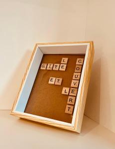 uma caixa de quebra-cabeças de madeira com as palavras pai sobre ele em Le Gîte au cœur de la Provence em Venelles