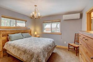 a bedroom with a bed and a chair and windows at Ronald Vacation Rental Near Suncadia Resort in Ronald +34 photos