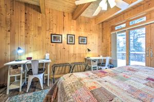 1 dormitorio con 1 cama, mesa y sillas en Crandon Cabin Getaway with Boat Dock and Deck! en Crandon