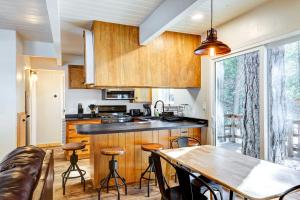 cocina con encimera de madera y mesa en California Cabin Rental - Hike, Ski, Boat! en Long Barn