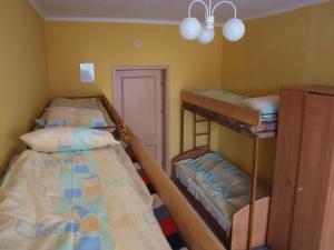 Łóżko lub łóżka piętrowe w pokoju w obiekcie Pokoje Gościnne Żak