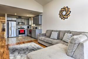 ein Wohnzimmer mit einem Sofa und einer Küche in der Unterkunft Newark Apartment about 5 Mi to Turtle Back Zoo! in Newark