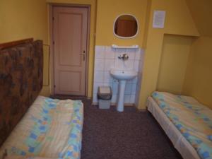 Pokoje Gościnne Żak في زاكوباني: حمام صغير بسريرين ومغسلة +17 صورة