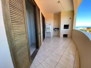 un corridoio con vista sull'oceano da una casa di Residencial Marítimos a Torres