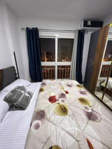 ein Schlafzimmer mit einem Bett mit Hüten und einem Fenster in der Unterkunft Madinaty cheapest and luxury in Madinaty