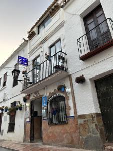 um edifício com janelas e varandas numa rua em Las Brisas Estepona em Estepona