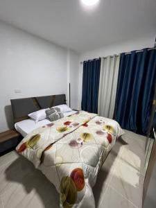 ein Schlafzimmer mit einem großen Bett mit einer Blumendecke in der Unterkunft Madinaty cheapest and luxury in Madinaty