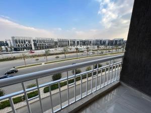 Blick auf eine Autobahn vom Balkon eines Gebäudes in der Unterkunft Madinaty cheapest and luxury in Madinaty