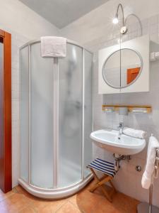 ein Bad mit einer Dusche und einem Waschbecken in der Unterkunft Vila Nadrožica 