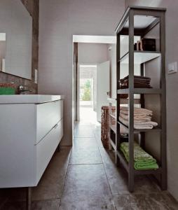 - une cuisine avec un comptoir et une étagère avec des serviettes dans l'établissement Chalet en San José, Cabo de Gata-Níjar., à San José