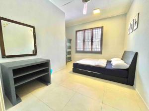 1 dormitorio con cama y espejo grande en Relax Home 4-8 Pax Sunway Lagoon & Sunway Pyramid en Kampong Penaga