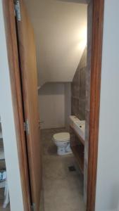 y baño con aseo y lavamanos. en Duplex en barrio privado en Mendoza