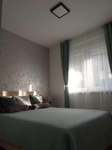 Rúm í herbergi á Apartman SILVER