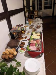 una mesa larga con un buffet de comida. en Pension Auf der Tenne en Klöden