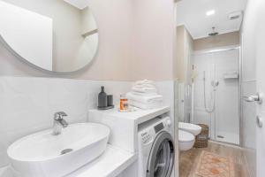 A bathroom at BO13 -Crescenzago- Bright - Wifi - Elegant Még 12 kép