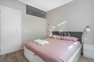 A bed or beds in a room at BO13 -Crescenzago- Bright - Wifi - Elegant