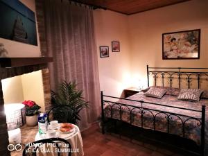 een slaapkamer met een bed en een tafel in een kamer bij Villa con piscina Assisi in Assisi