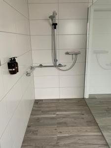 ヴンストルフにあるFliegender Holländerの白いタイル張りのバスルーム(シャワー付) +24枚の写真